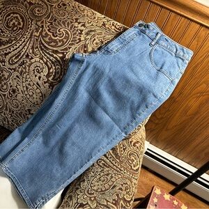 NWOT - Lee ultra soft stretch denim capris.